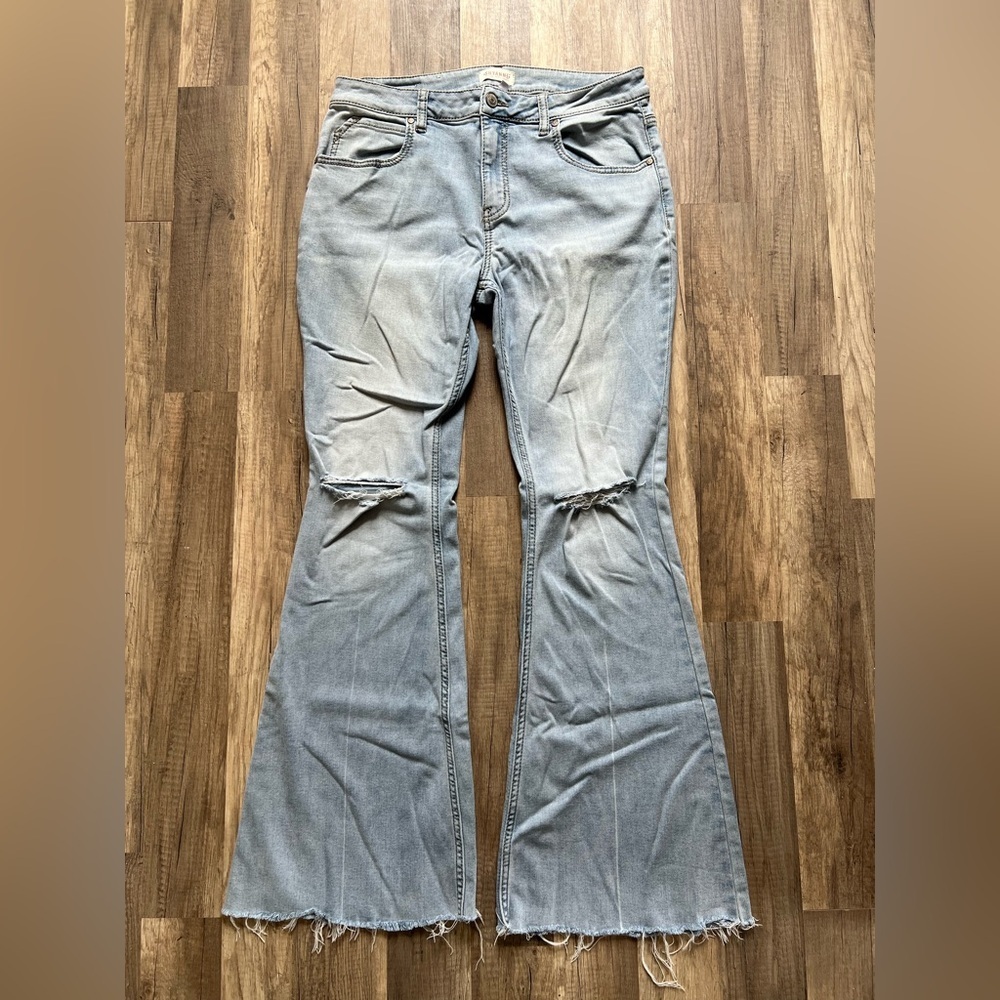 Shyanne Womanβs Light Wash Distressed Western Style Bootcut Jeans Size 32